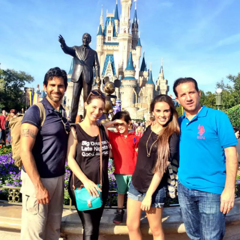 La actriz se encuentra de vacaciones en California con su esposo Eamonn y su hijo Iam, donde han compartido tiernas y románticas fotos desde divertidos lugares como Disneyland y Universal Studios.