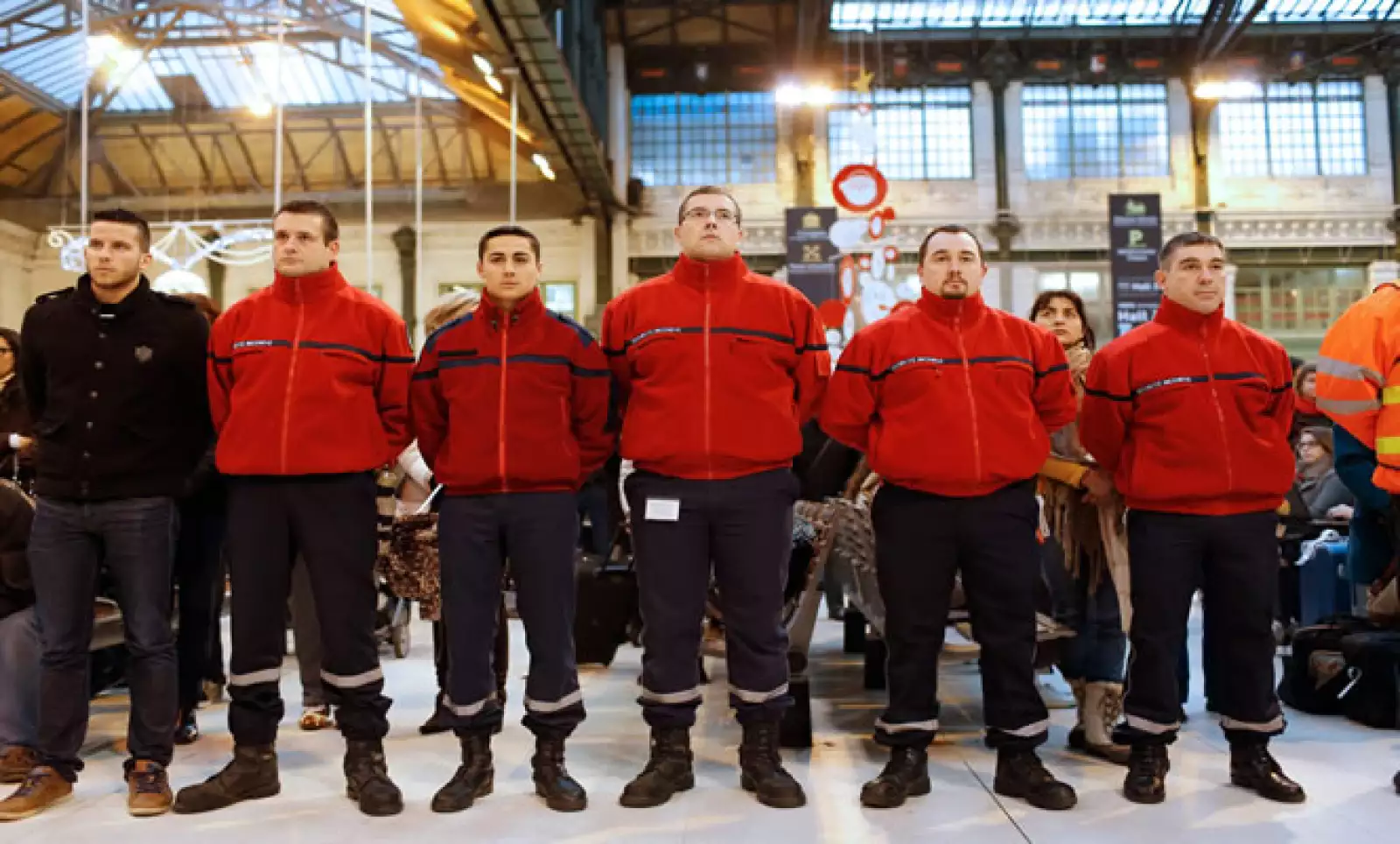 Personal de seguridad de la estación Gare de Lyon también rindieron homenaje a las víctimas