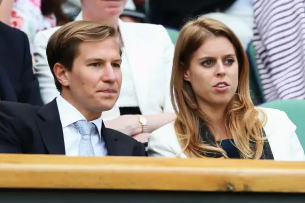 Beatriz y Clark, atentos en un partido de tenis de Wimbledon.