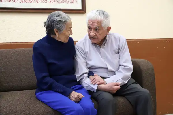 Pareja de abuelos sentados