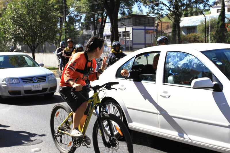 El momento exacto en el que el joven de la bici se acerco a AMLO.