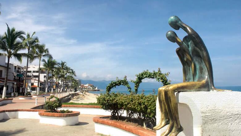 A todo lo largo del malecón de Puerto Vallarta, podrás encontrar esculturas, como este ejemplo llamada ‘La Nostalgia’.