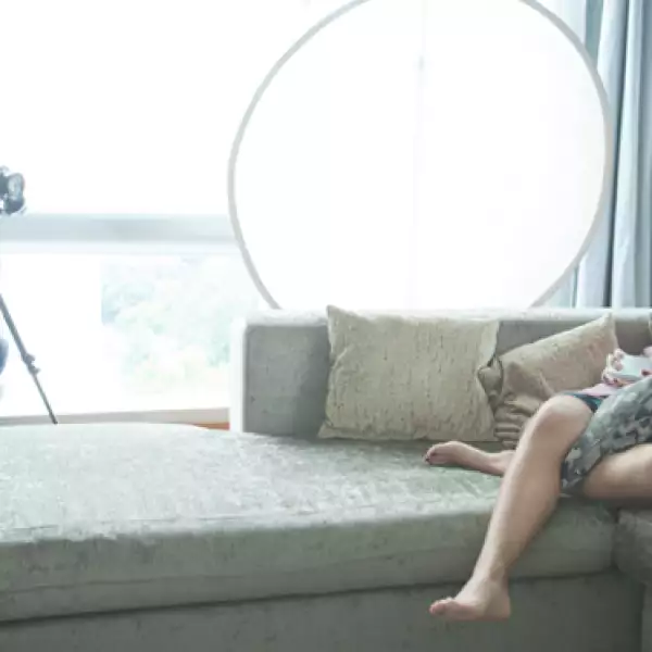 El mayor tesoro del closet de Camila es una chamarra de piel negra, perfecta para cualquier ocasión y entre sus productos favoritos están: Moroccan Oil para el pelo y la crema de Mac para los ojos, ´es buenísima para el desvelón´, dice.