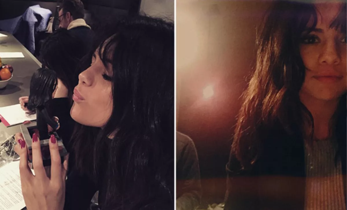 En este par de imágenes el pelo de Selena luce más ondulado de lo normal y con fleco.