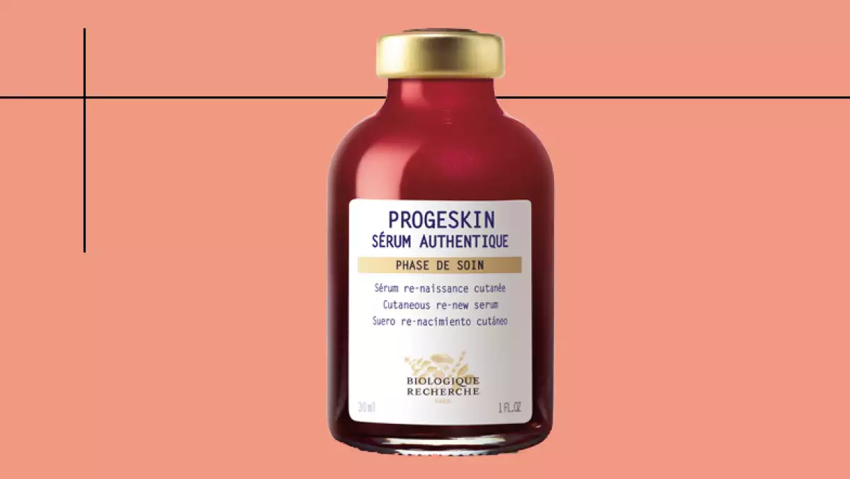 Foto de perfumes y productos de cuidado de la piel para hombres.