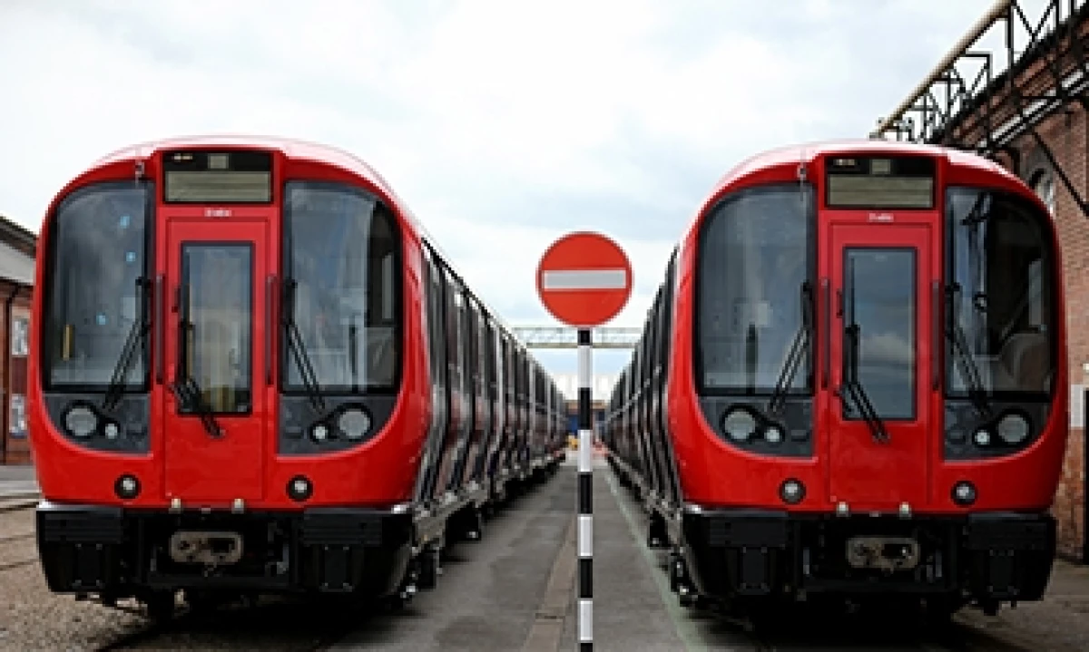 Trenes terminados en rieles para ser entregados en espera a ser entregado despu�s de haber sido construido en la planta de fabricaci�n de Bombardier Transporte en Derby Inglaterra