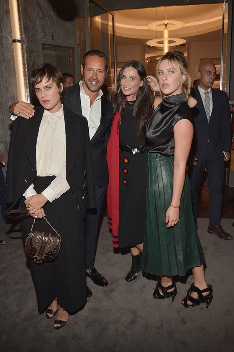 La actriz y sus hijas posaron junto a Massimiliano Giornetti, director creativo de la marca italiana.