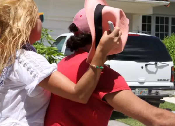 Pau se cubrió el rostro con el sombrero que llevaba.