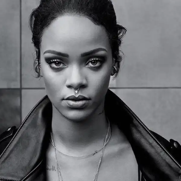 Surpise! RiRi nos presentó su nuevo piercing.