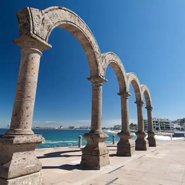 Una de las primeras esculturas que identificaron a Puerto Vallarta: los arcos del malecón.