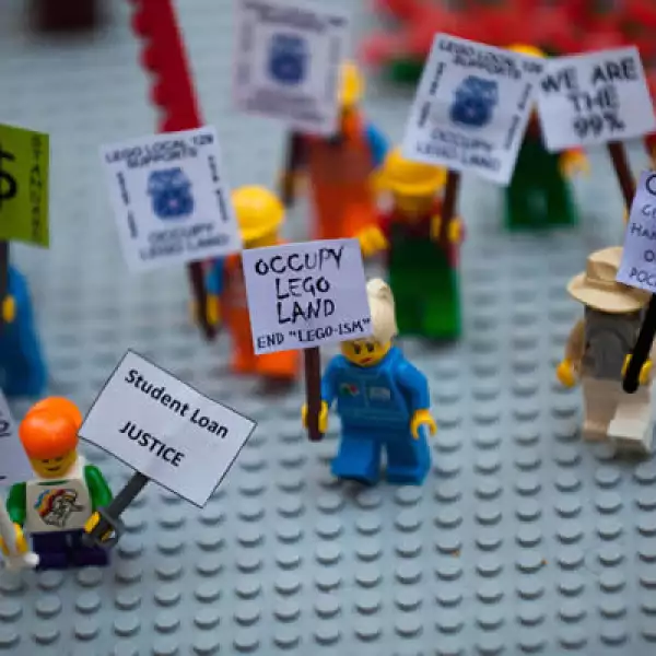 Estos manifestantes se fueron a NY para unirse a las protestas de los Indignados. Nada que ver con Legoland, pero sí con los versátiles legos.
