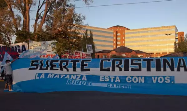Los simpatizantes de la Presidenta se encuentras afuera del hospital desde el martes.