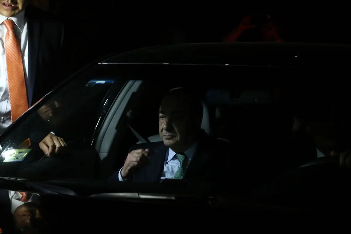 CIUDAD DE MÉXICO, 06ABRIL2016.- Jesus Murillo Karam ex procurador de la república a su salida de la reunión con los integrantes de la comisión que investiga el caso Ayotzinapa en un hotel al sur de la ciudad, una reportera preguntó como se encontraba de salud, mientras que el ex titular de la PGR respondió solo tengo un callo en el pie.
FOTO: SAÙL LÒPEZ /CUARTOSCURO.COM