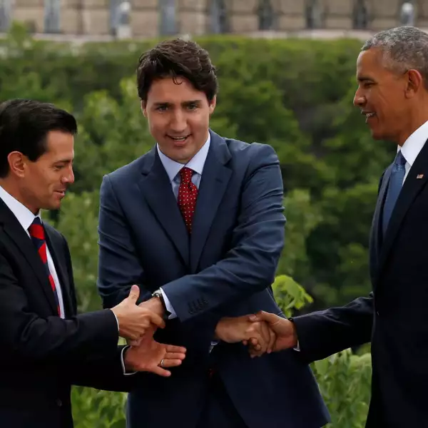 El presidente de México, Enrique Peña Nieto; el primer ministro de Canadá, Justin Trudeau, y el presidnete de Estados Unidos, Barack Obama, se dan la mano mientras posan para la foto de la Cumbre de Líderes de América Norte en Ottawa, Canadá.  