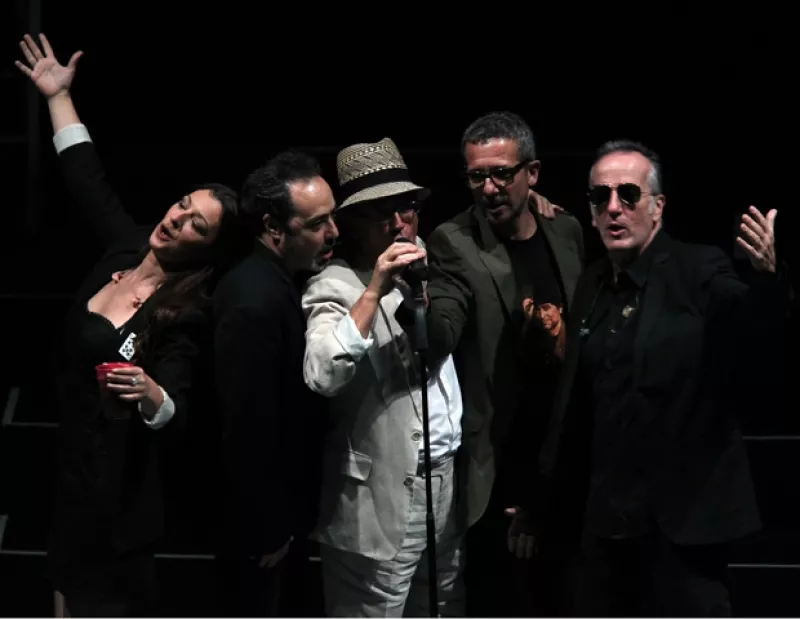 El cantautor español complació a 10 mil fans con música y poemas en el Auditorio Nacional.