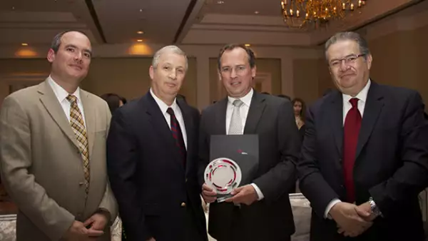 Javier Gocher, director de MabeWay sostiene el reconocimiento y posa junto con Javier Burkle, director de Finanzas de Mabe y otros miembros del equipo.