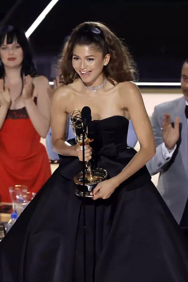Premios Emmy 2022 ganadores mejor serie dramatica mejor serie comica zendaya lizzo