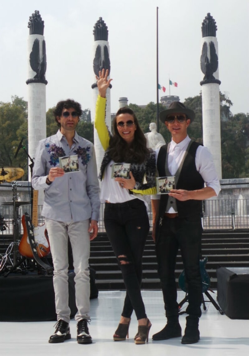 Sasha, Benny y Erik frente al Monumento a los Niños Héroes con su nuevo disco en mano.