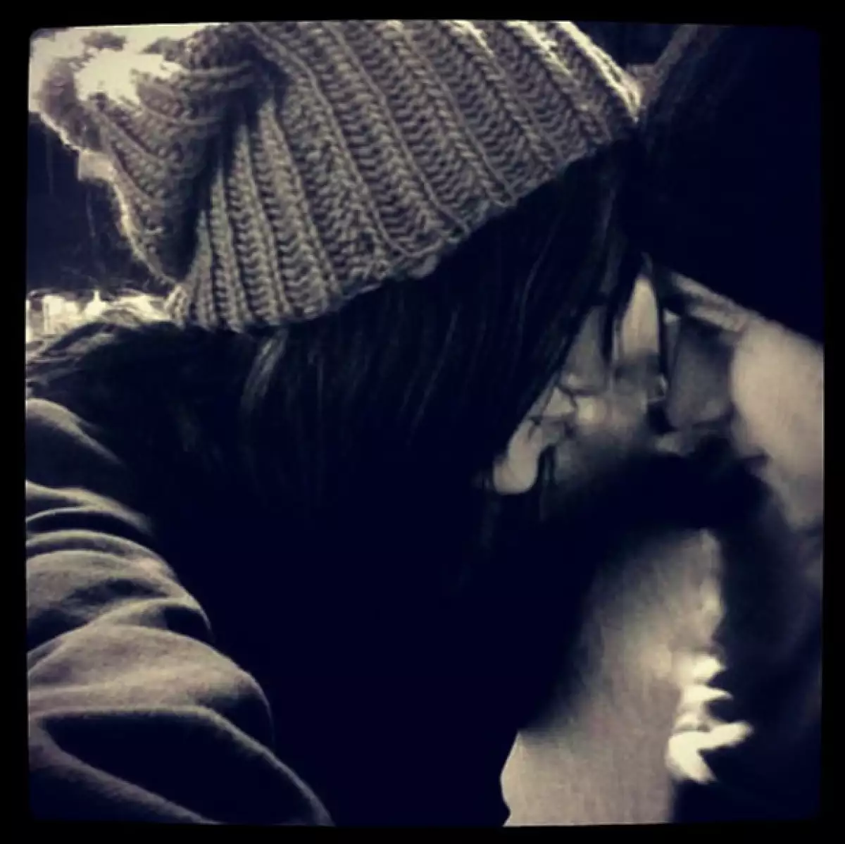 La actriz y cantante compartió una imagen en su cuenta de Instagram junto a un joven, la cual acompañó con el texto “extraño mi casa”.