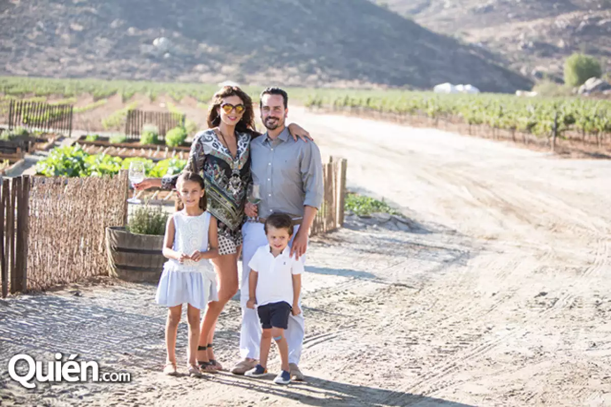 Karla Terán con Hans, Isabela y Hans Backhoff