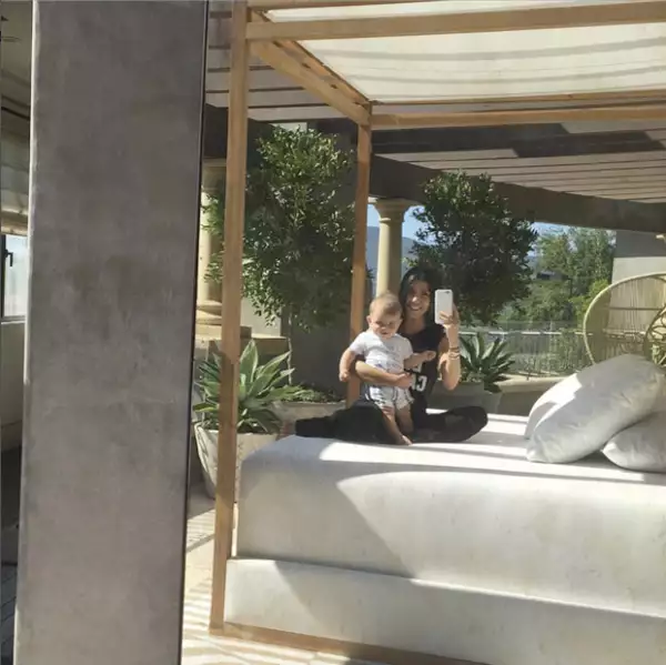 El bebé como contadas las veces que su mamá lo muestra en público.