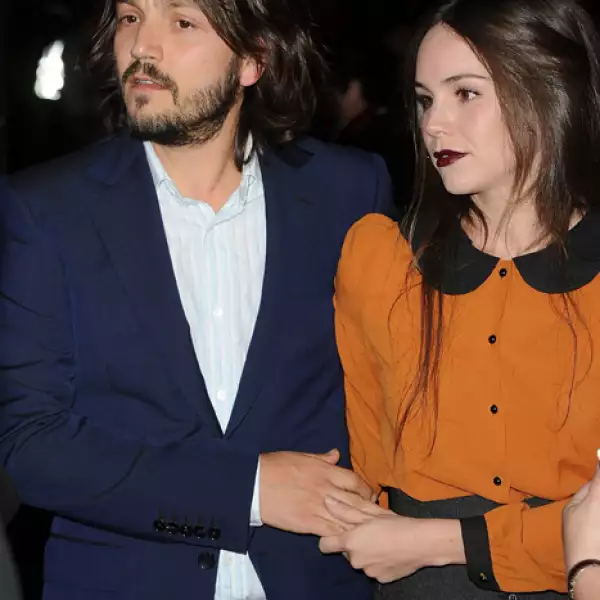 Diego Luna y Camila Sodi desfilaron por la alfombra roja colocada a las afueras del Teatro Chino.