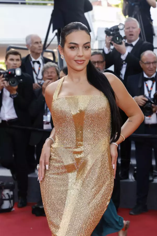 Georgina Rodríguez posa con sexy vestido