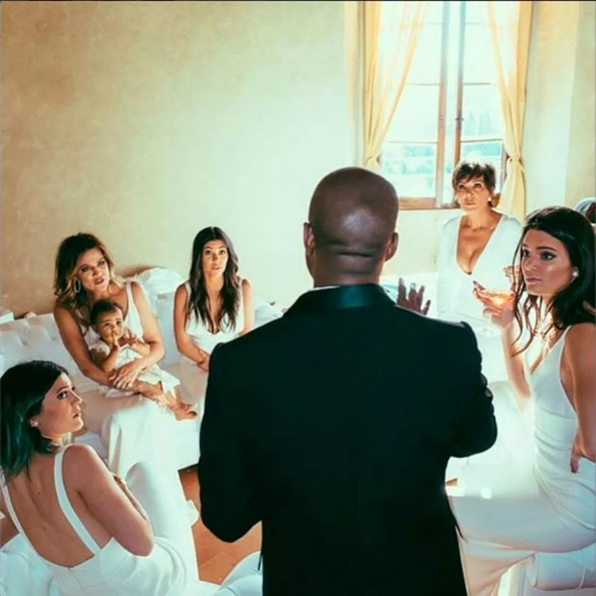 Khloé compartió esta imagen del momento en el que Kanye les daba indicaciones previo al enlace.