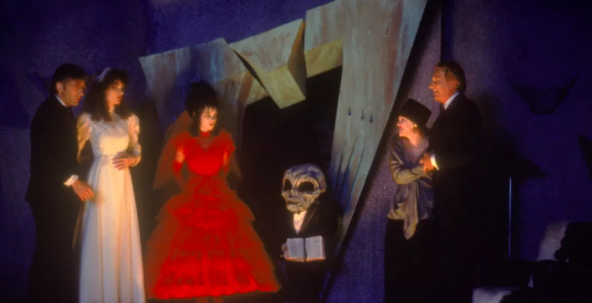 La versión original de Beetlejuice estuvo protagonizada por Geena Davis, Winona Ryder, Alec Baldwin, Jeffrey Jones y Catherine O'Hara.