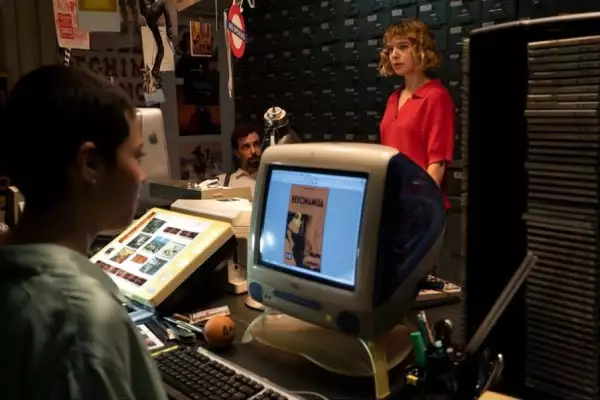 Foto de una escena de la película 'Corina' con Naian González Norvind al fondo con una blusa roja.