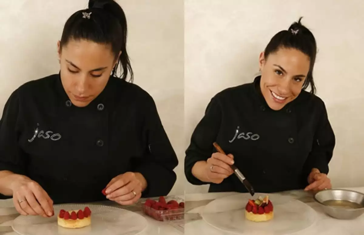 Después de cortar las frutas del mismo tamaño las acomodó y les puso brillo.