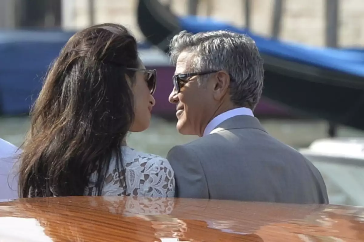 Por si cuatro días de celebración no fueron suficientes, los recién casados deciden celebrar una segunda boda en un hotel en Inglaterra.