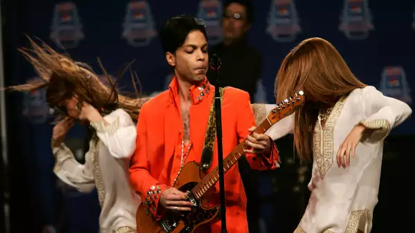 Prince era un artista que utilizaba atuendos coloridos como parte de su imagen.