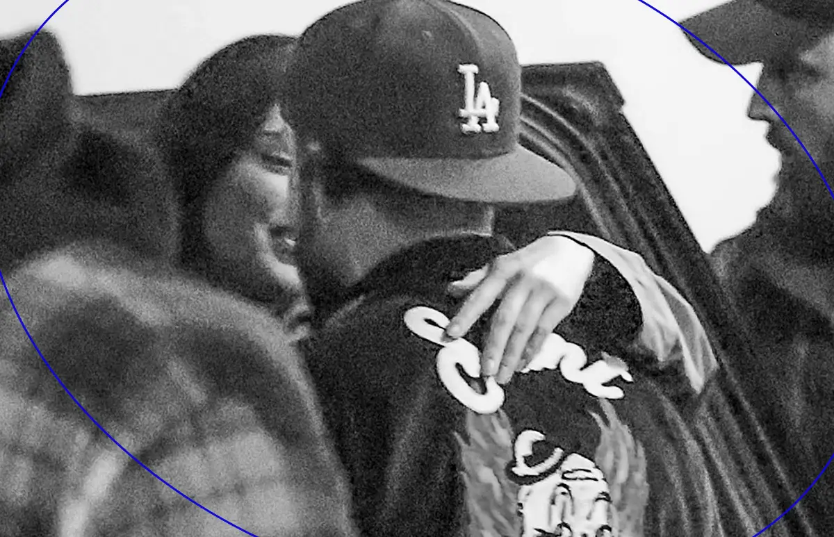 Kendall y Bad Bunny captados besándose por los paparazzi.