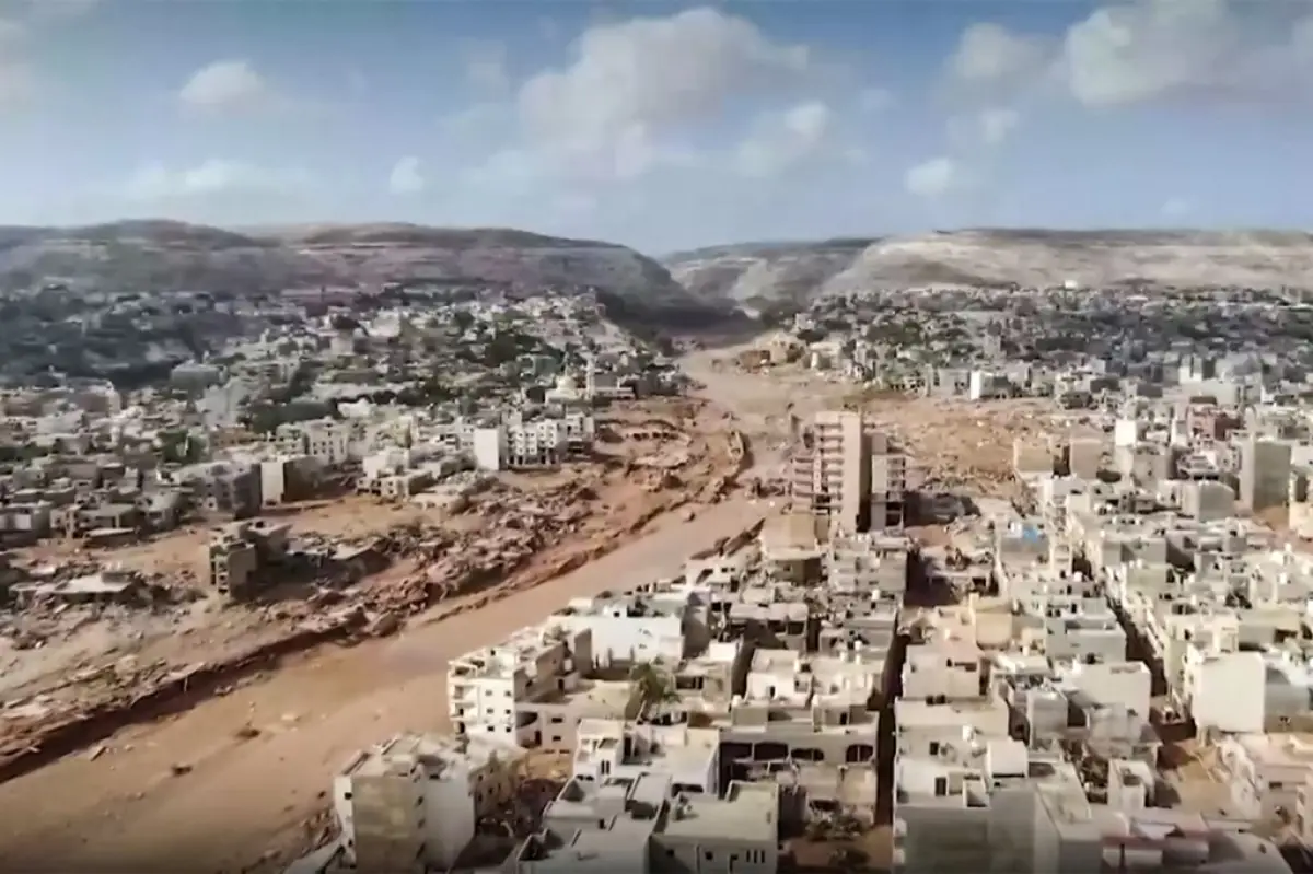 Esta captura de imágenes de imágenes publicadas en las redes sociales por el canal de televisión libio al-Masar el 13 de septiembre muestra una vista aérea de un gran daño a raíz de las inundaciones después de que la tormenta mediterránea "Daniel" golpeara la ciudad oriental de Derna en Libia. El 13 de septiembre, Libia estaba contando sus muertos con 2.300 personas confirmadas muertas cuando enormes inundaciones repentinas desencadenadas por la tormenta que azotó Derna, donde la Cruz Roja advirtió que 10.000 personas están desaparecidas. Las misiones de ayuda en casos de desastre se aceleraron con Turquía, Egipto y los Emiratos Árabes Unidos entre los primeros países en enviar ayuda, ya que la ONU anunció 10 millones de dólares en apoyo a los sobrevivientes, incluidas 30 000 personas sin hogar.