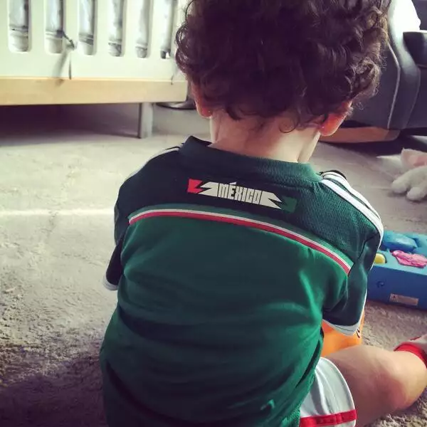 Mini Jacky, hija de Jacqueline Bracamontes, también se unió a la porra nacional.