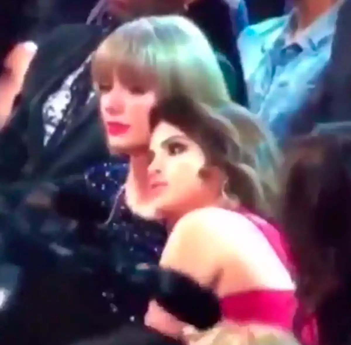 Selena consoló a su amiga tras su actuación.