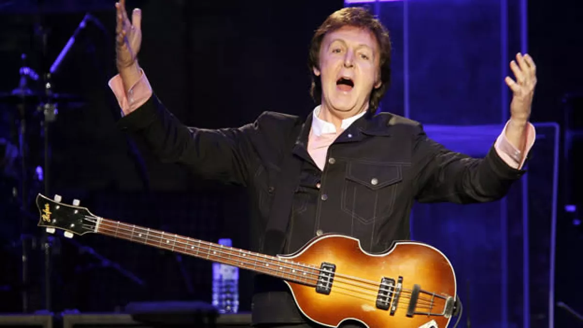 09/12/2009.- El músico británico Paul McCartney durante su actuación en el estadio Gelredome de Arnhem, Holanda,