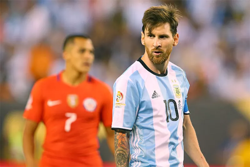 El astro del fútbol se sumó al trend del platinum hair y como prueba, las fotos que su novia y compañeros de equipo han compartido en redes sociales.