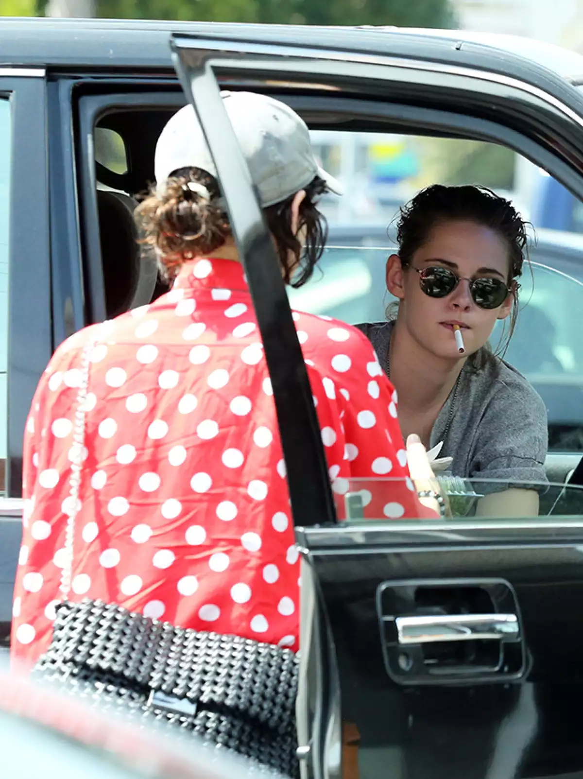 La actriz y Soko fueron vistas en un estacionamiento de Los Ángeles, donde la cantante chupó el dedo pulgar de la ex de Robert Pattinson.