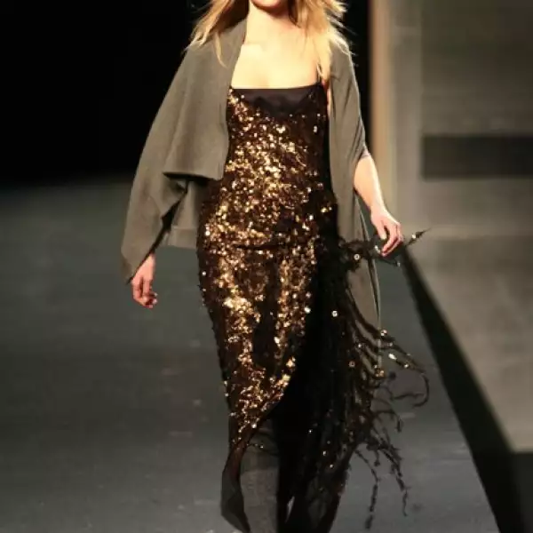 Las piezas completas úsalas a partir de las 6 pm sin importar el lugar o la ocasión. Las que sólo tiene aplicaciones, se verán increíbles durante el día. Diseño de Marc Jacobs.