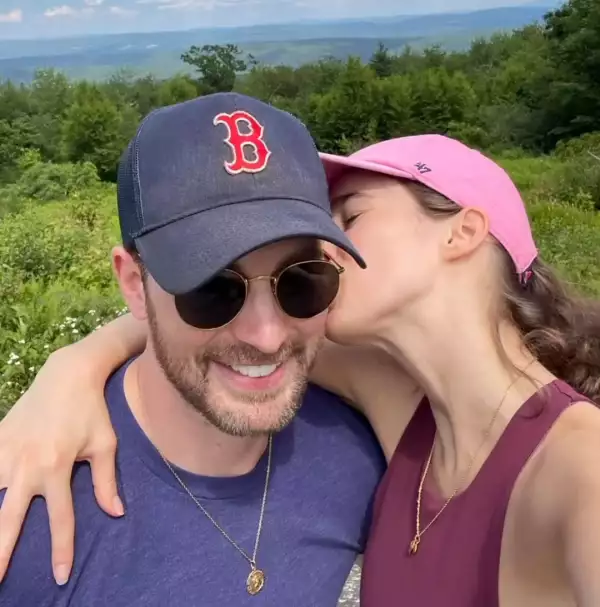 Chris Evans y su novia Alba Baptista celebran el 14 de febrero