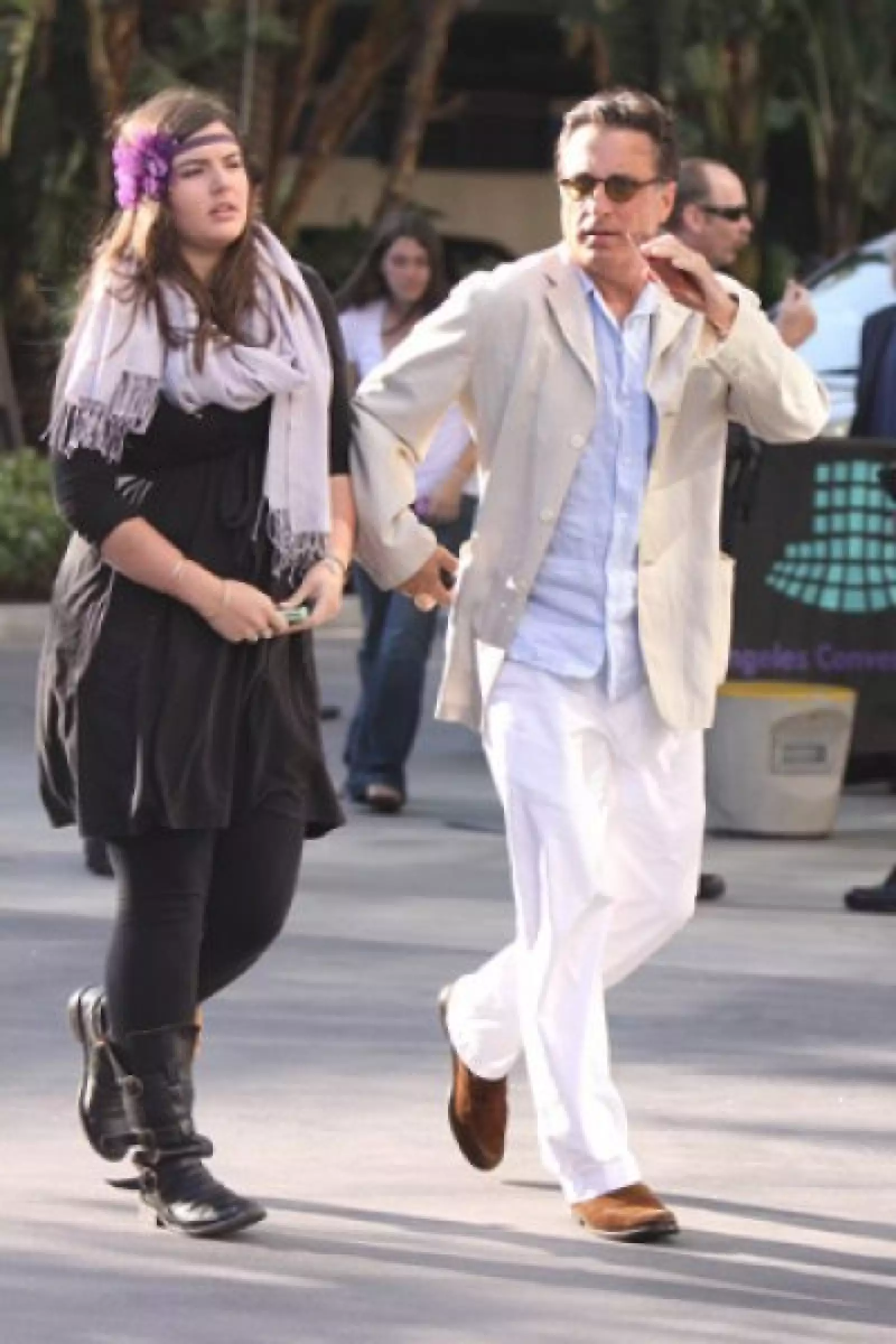 Muy bien vestido llegó Andy García al Staples Center para ver el juego de Los Lakers vs Orlando Magic.