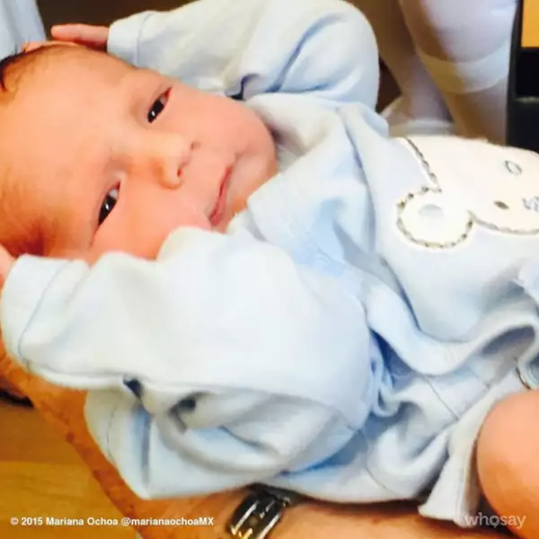 Salvador aparece muy tierno en una de sus primeras fotos.