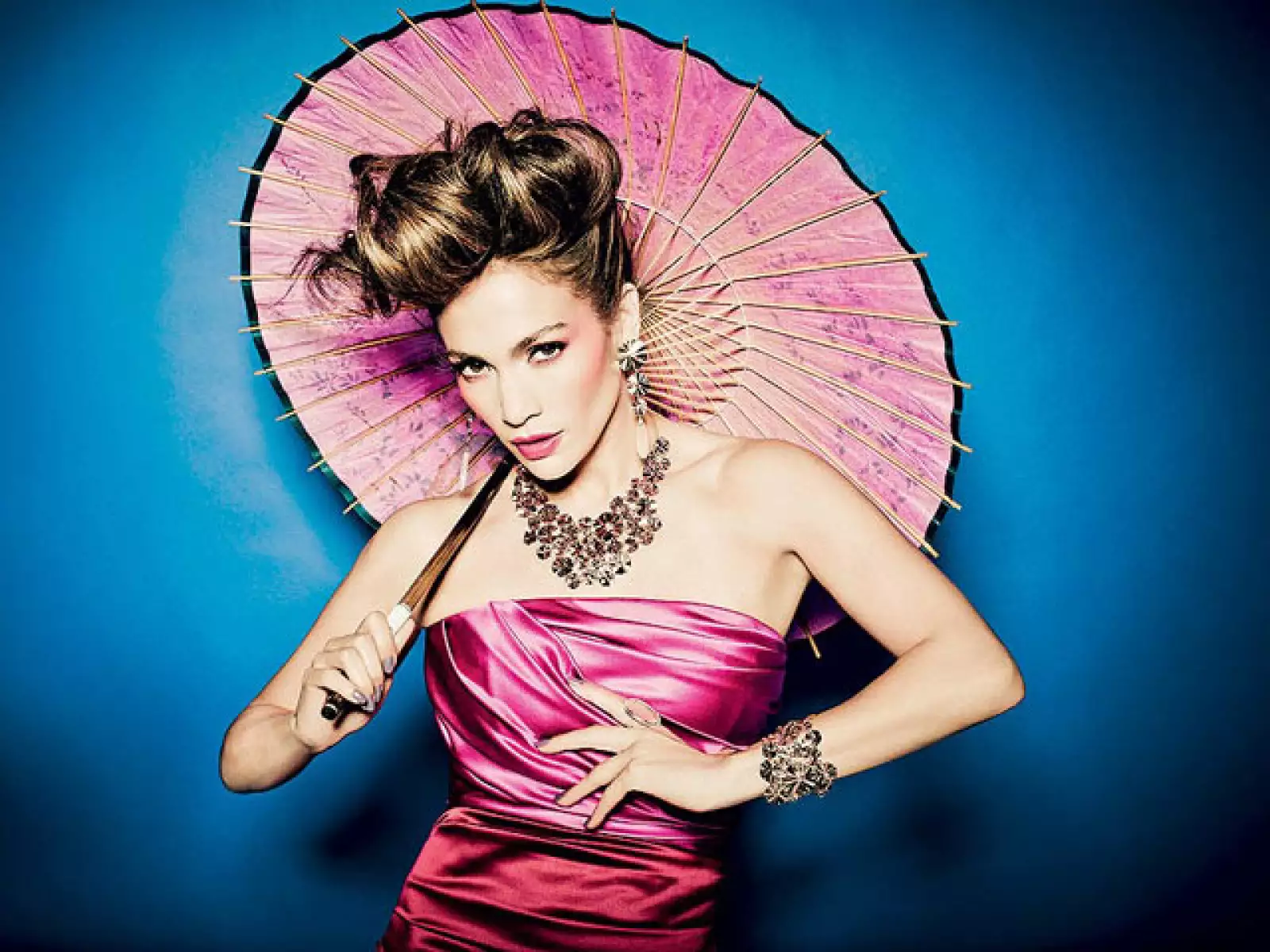 La cantante de origen puertoriqueño, muestra las nuevas creaciones de la marca de joyas Tous.