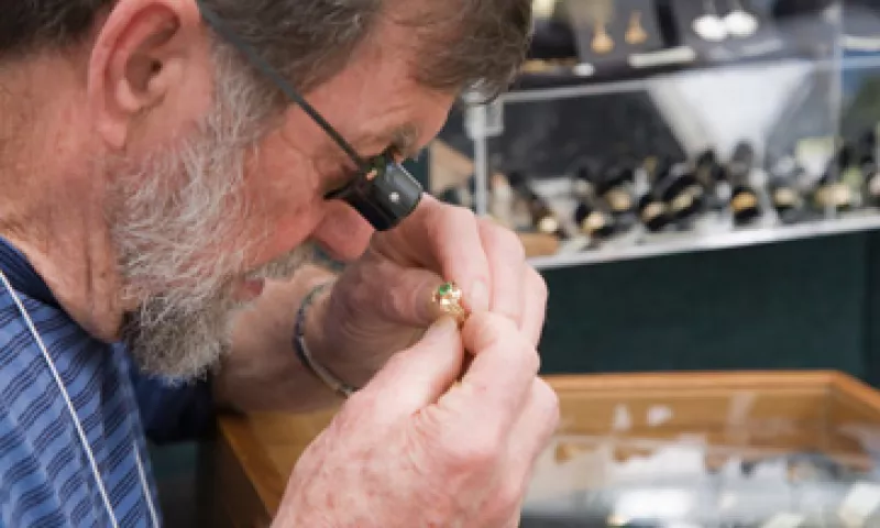 Alrededor de 80% de las personas que empeñan joyas suelen recuperarlas, contra 60% que lo hace si deja un electrónico.(Foto: iStock by Getty Images )