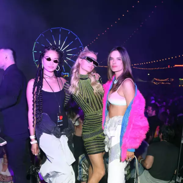 Shanina Shaik, Paris Hilton y Alessandra Ambrosio en Neon Carnival