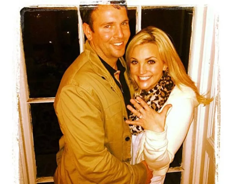 La hermana menor de Britney, de 21 años, hizo el feliz anuncio a través de Twitter e Instagram, donde presumió la joya que le obsequió su novio Jamie Watson luego de tres años de noviazgo.