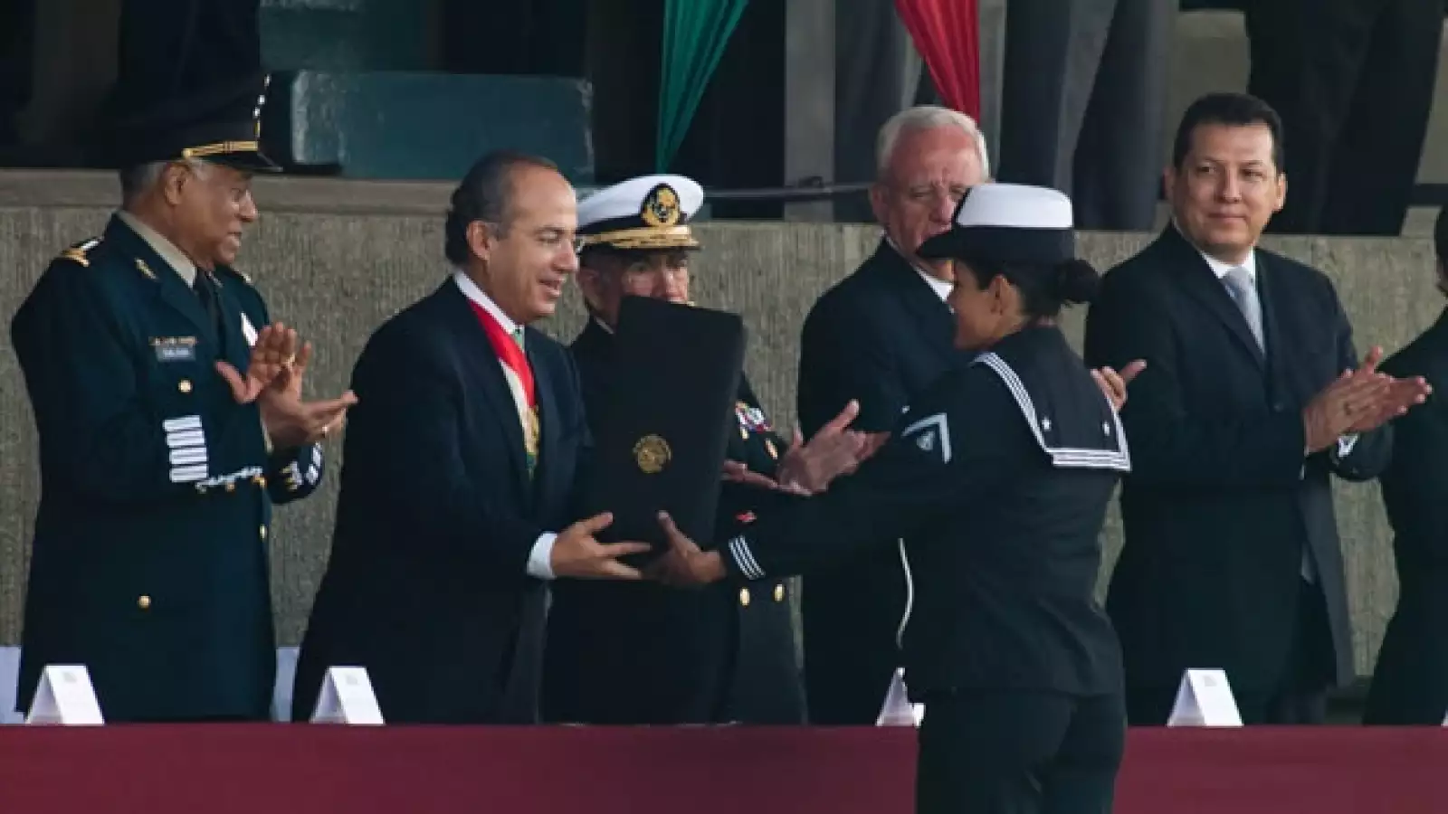 calderon entrega reconocimientos