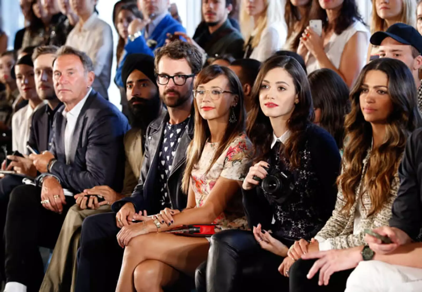 Brad Goerski, Rashida Jones, Emmy Rossum y Camila Alves en el front row de Tory Burch